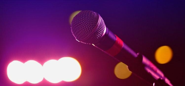 Rencontrez les chefs de groupe : un guide de gestion musicale - microphone sur scène