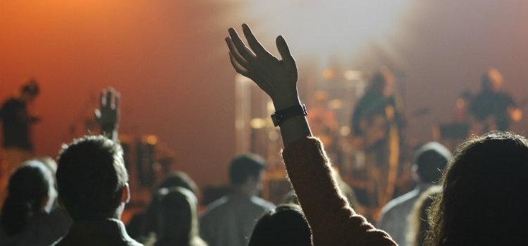 Rencontrez les chefs de groupe : un guide de gestion musicale - une foule de fans de musique