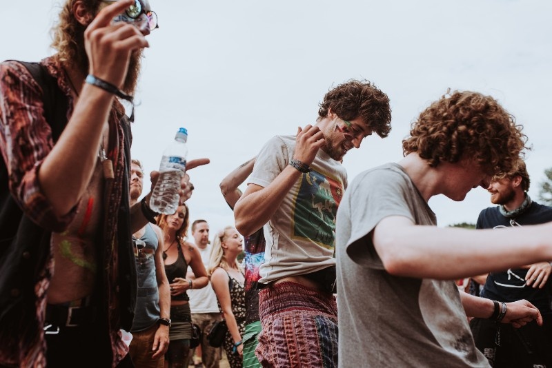 SEO para músicos: Cómo posicionarse mejor en las búsquedas de Google - aficionados a la música en un festival