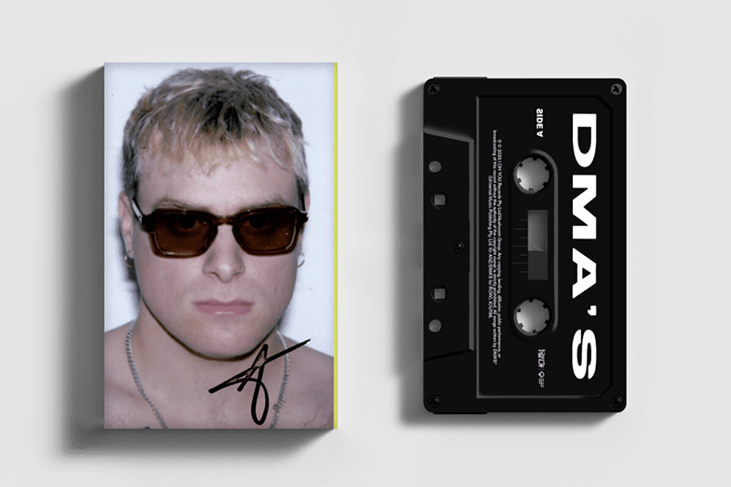 10 ideas de merchandising para vender en conciertos y en Internet - DMAs signed cassette