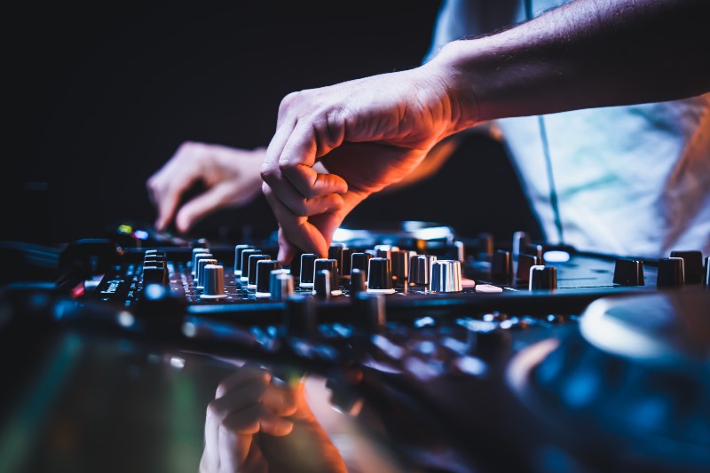 Guía para principiantes para mezclar y masterizar música - Productor mixing music