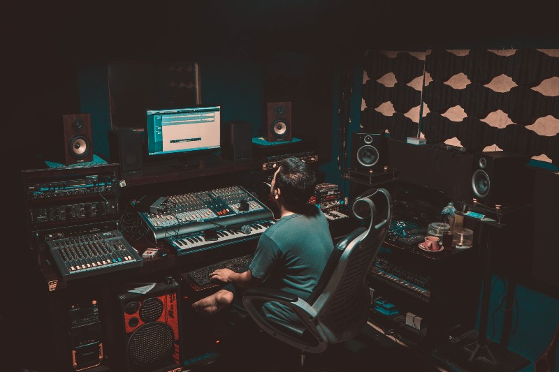 A Beginners Guide To Mixing & Mastering Music - Productor musical trabajando en estudio
