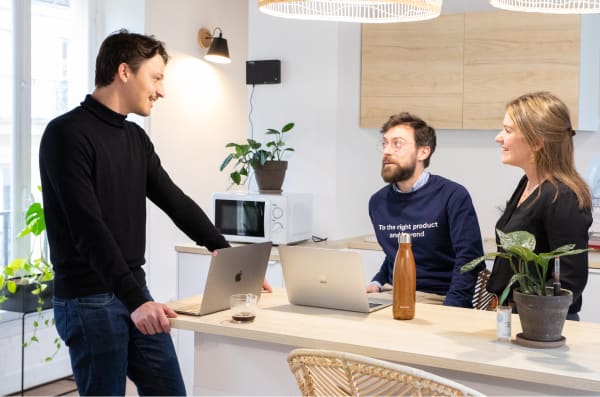 Collaborateurs discutant autour d'ordinateurs