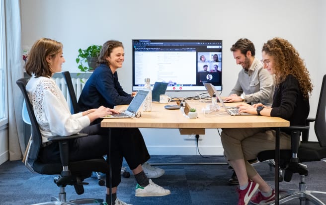 Collaborateurs travaillant autour d'une table