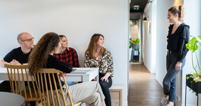 Collaborateurs parlant dans la cuisine