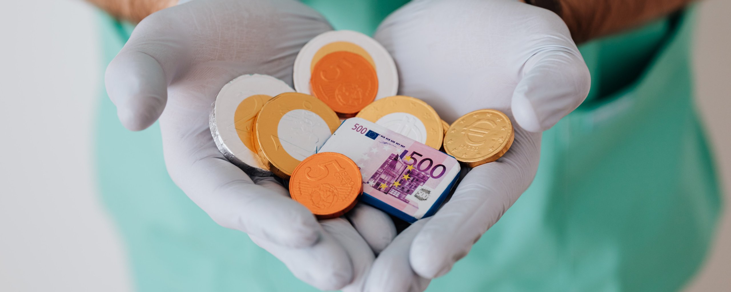 Un medecin qui montre des pièces en guise de médicament