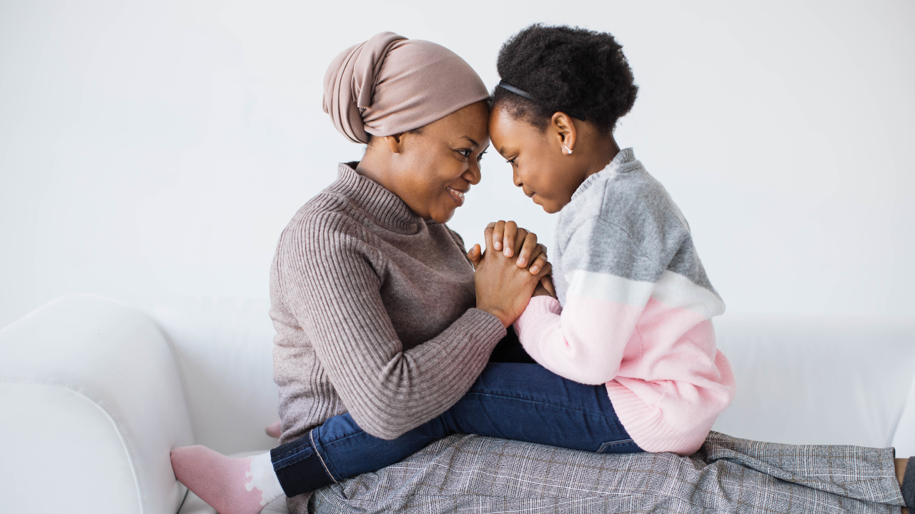 Une mère de famille de confession musulmane qui souscrit à une assurance vie halal pour sa fille.