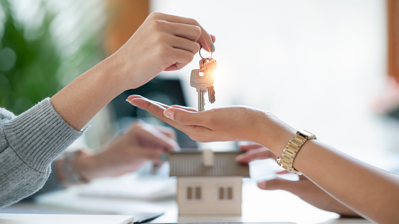 Une femme qui souscrit à l'investissement locatif par le biais de 570easi