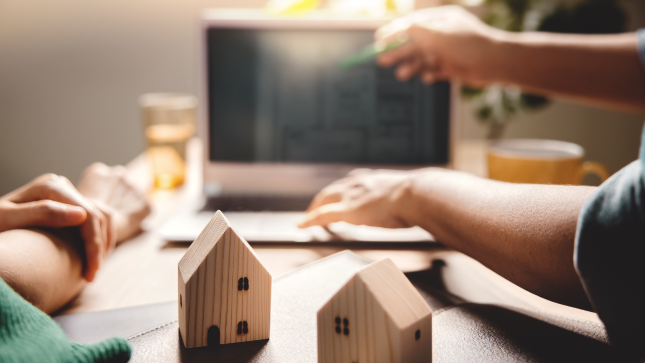 Une femme qui hésite entre la scpi ou un investissement locatif