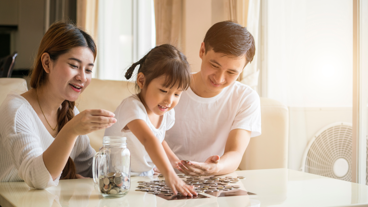 Une famille qui épargne pour sa sécurité financière