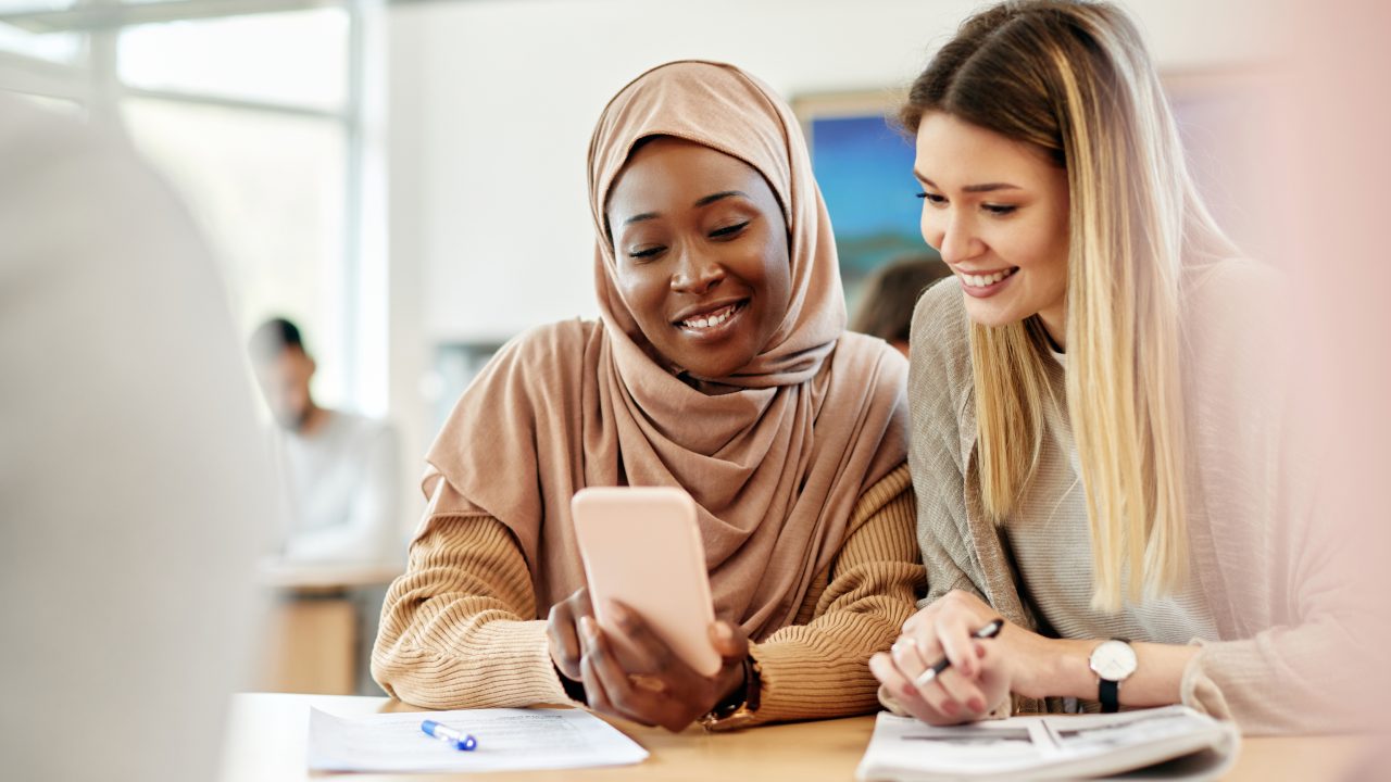 Deux femmes qui tentent un financement participatif