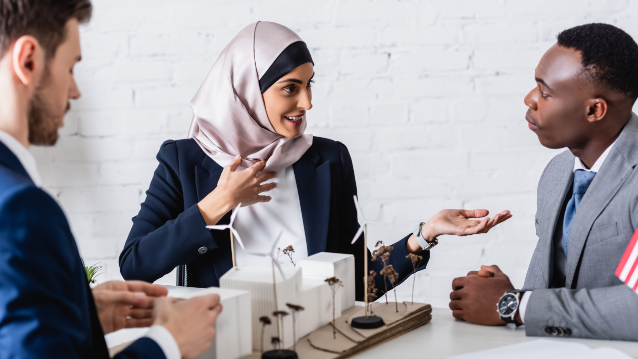 Une femme qui présente son projet professionnel à des investisseurs en crowdlending
