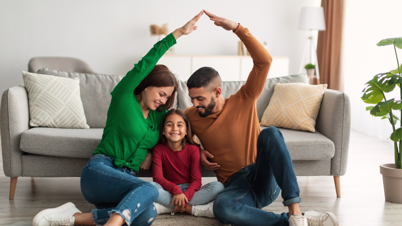 Des parents, propriétaires en indivision qui préparent leurs héritages pour leur petite fille