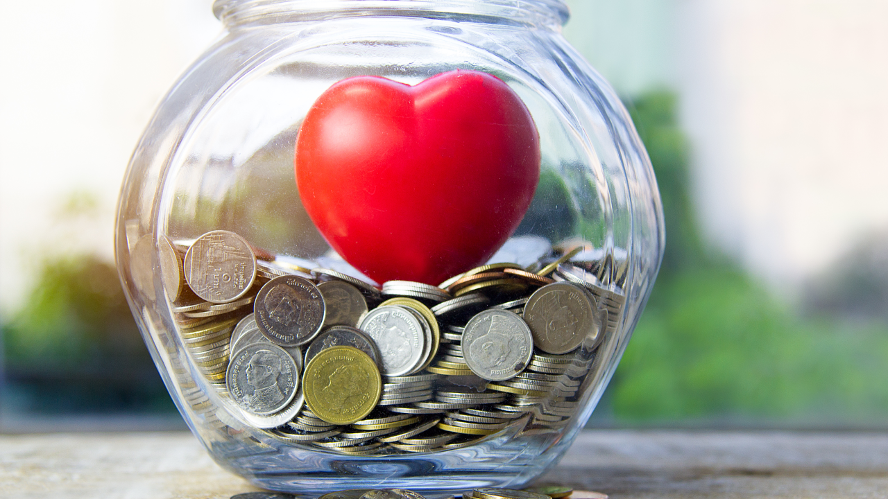 Une personne qui fait son don de Zakât pour purifier ses finances 