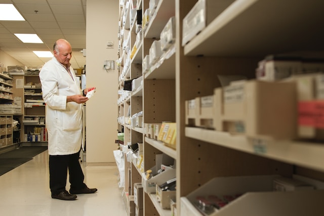 Künstliche Intelligenz in der Pharmaindustrie: Revolution der Medikamentenentwicklung und eine neue Ära der personalisierten Medizin