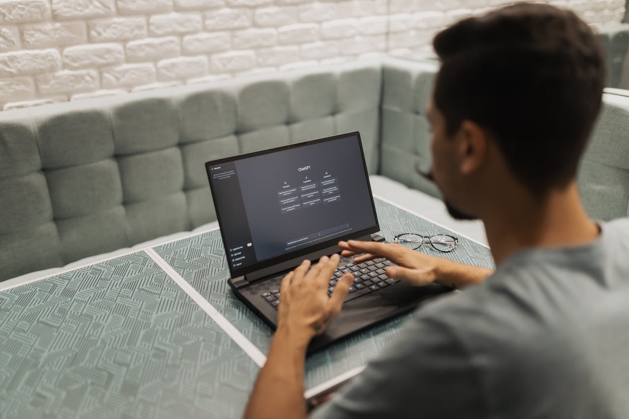 Einleitung in das Thema KI Chat: Definition und Überblick über die Entwicklung künstlicher Intelligenz in der Kommunikation