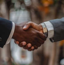 Rôle d'un intermédiaire dans la cession d'entreprise : avantages et inconvénients