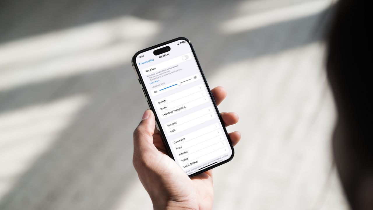 VoiceOver-instellingen en een persoon die een iPhone vasthoudt