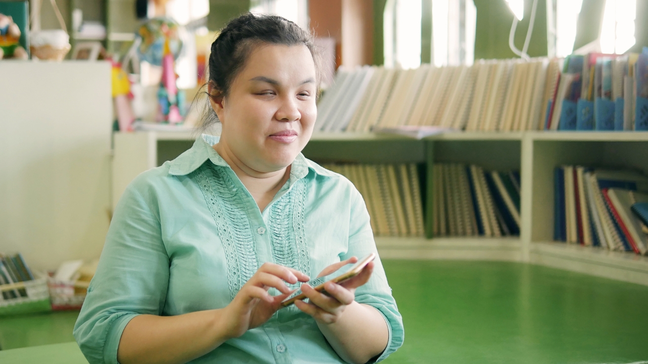 A blind woman using the VoiceOver