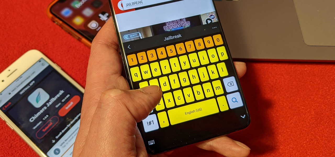 Bild einer QWERTY-Tastatur mit hohem Kontrast auf dem Bildschirm. Die Tastatur hat gelbe Tasten auf schwarzem Hintergrund.