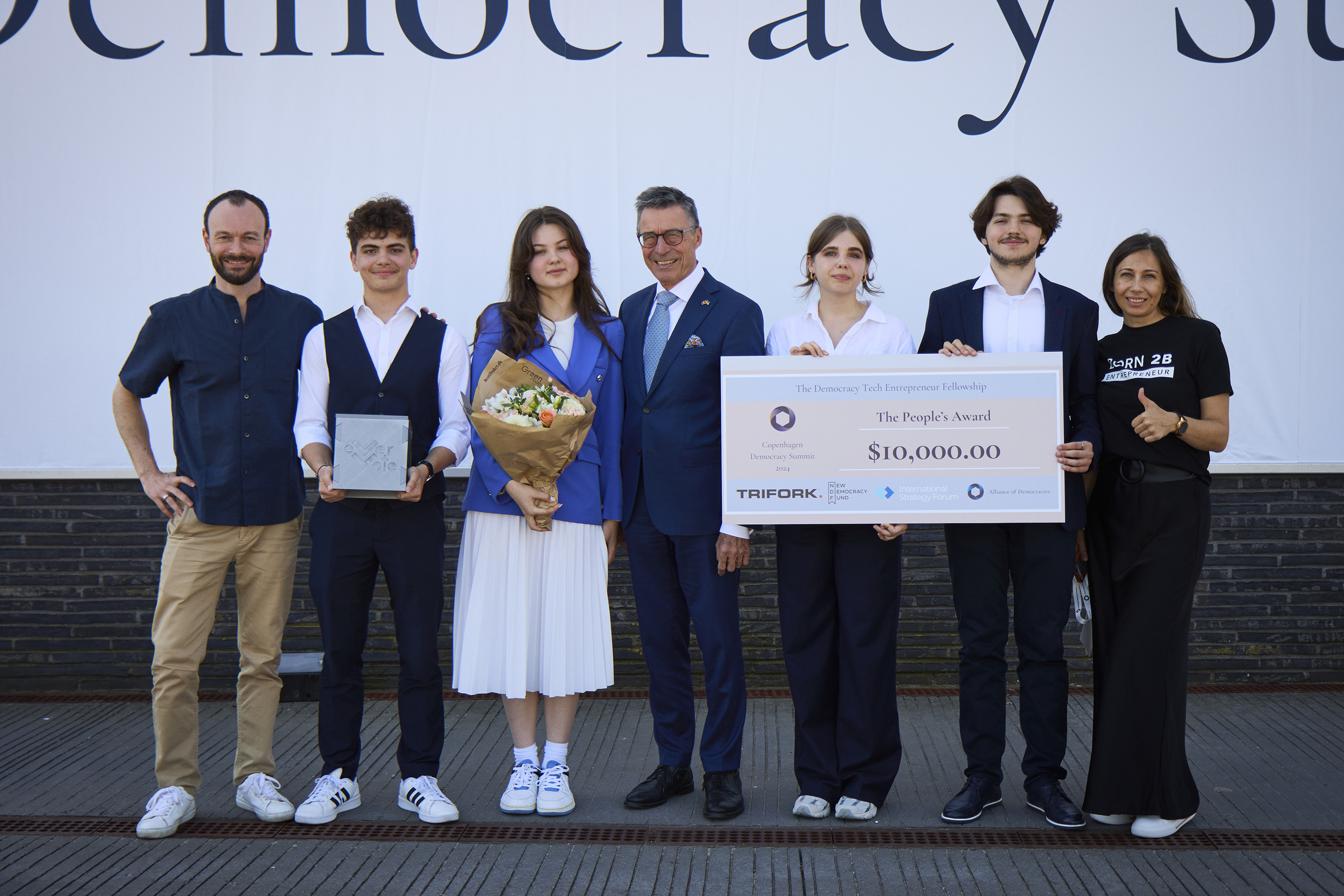 The Marmoris team from Aristotel High School in Chișinău triumphed at the Copenhagen Democracy Summit 2024