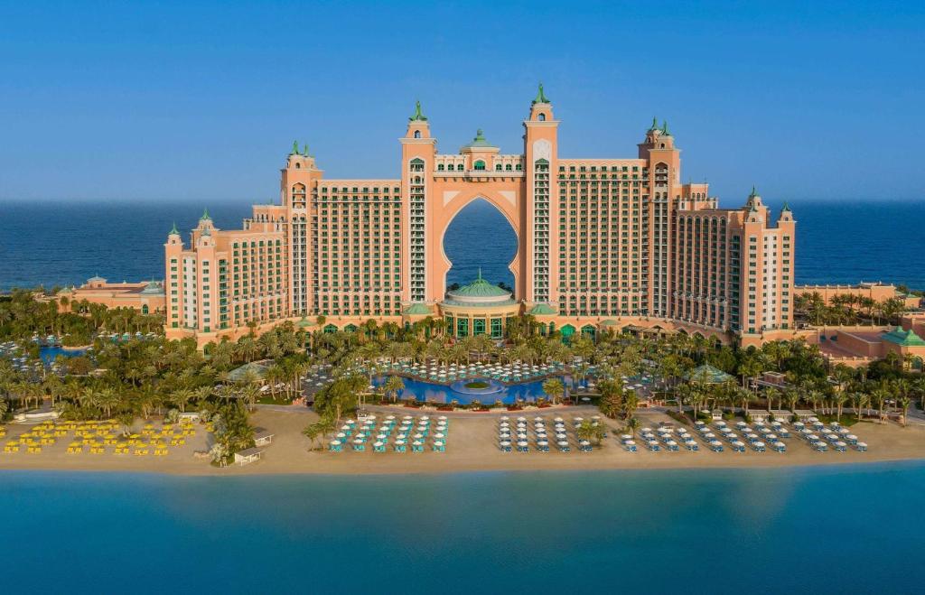 Iconic architecture and luxurious beachfront amenities at Atlantis, The Palm