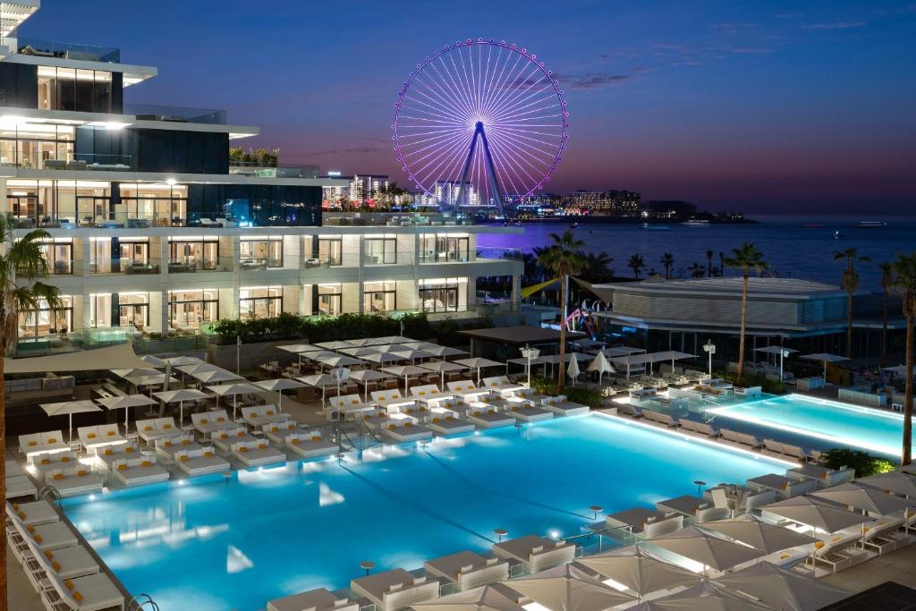 Luxurious pool and modern architecture at FIVE LUXE