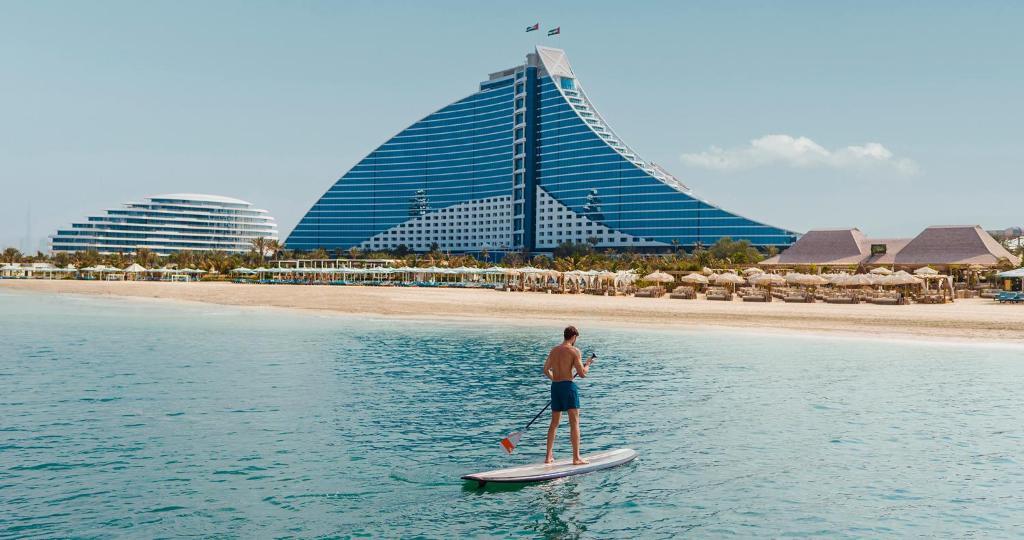 Iconic architecture and luxurious beachfront amenities at Jumeirah Beach Hotel Dubai