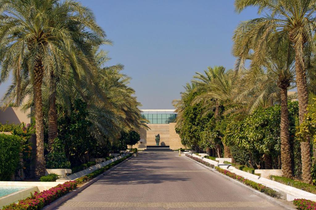 Luxurious desert resort with modern amenities at Meliá Desert Palm