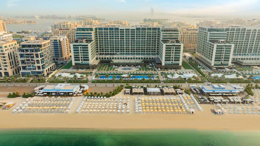 Luxurious beachfront resort with modern amenities at Marriott Resort Palm Jumeirah