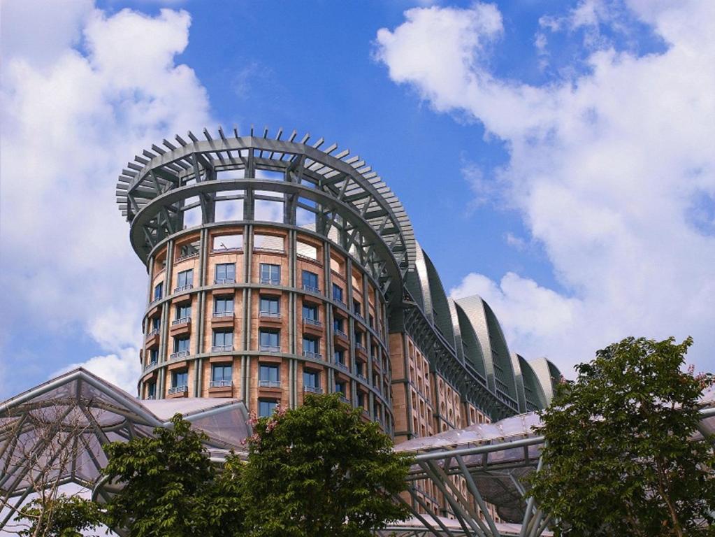 Elegant interiors and luxurious amenities at Resorts World Sentosa - Hotel Michael
