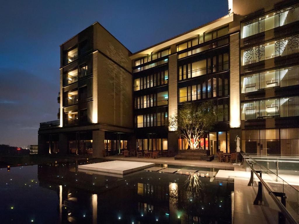 Luxurious hot springs resort with modern amenities at Grand View Resort Beitou
