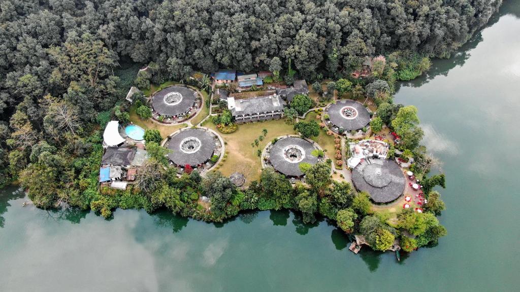 Luxurious lakeside lodge with scenic views at Fish Tail Lodge