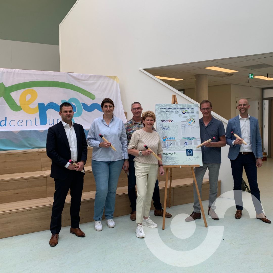 Op dinsdag 7 mei 2024 zetten de drie schoolbesturen, Kopwerk, Surplus en Sarkon, en het bestuur van kinderopvangorganisatie Kappio met veel enthousiasme hun handtekening voor de oplevering van Kindcentrum de Terp.