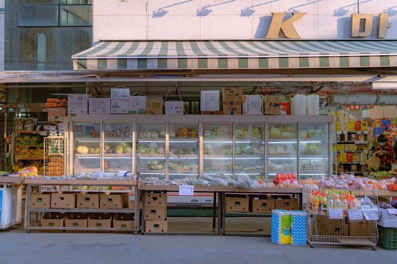photo of grocery store selling vegetables in south korea